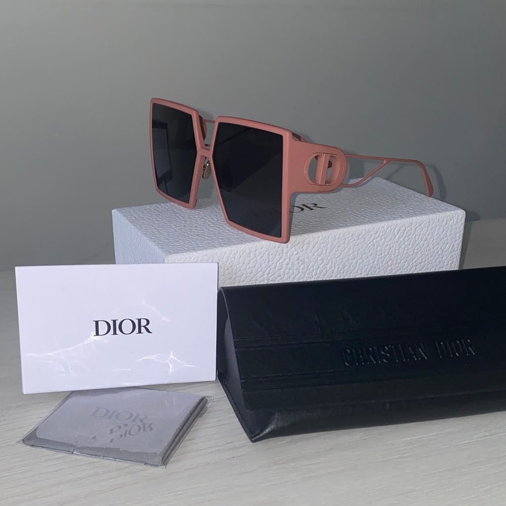 Dior 30Montaigne BNWB
Matte sunglasses - Picture 3 of 11